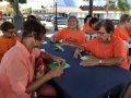 Participantes jugando bingo