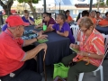 Participantes jugando bingo