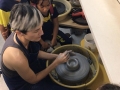 Profesora enseñando como trabajar en barro