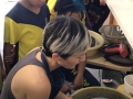 Profesora enseñando como trabajar en barro