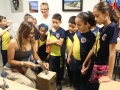 Profesora charlando con alumnos