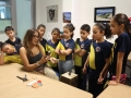 Profesora charlando con alumnos