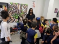Profesor charlando con alumnos