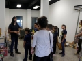 Profesor charlando con alumnos