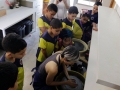 Profesora enseñando como trabajar en barro