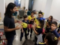 Profesor charlando con alumnos