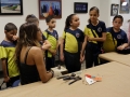 Profesora charlando con alumnos