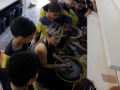 Profesora enseñando como trabajar en barro