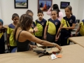 Profesora charlando con alumnos