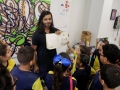 Profesor charlando con alumnos