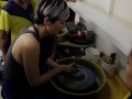 Profesora enseñando como trabajar en barro