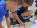 Niños participantes del taller realizando sus obra