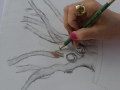 Participante del taller realizando su obra