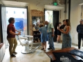 Clientes visitando el local