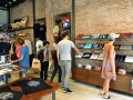 Clientes visitando el local
