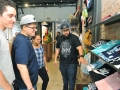 Clientes visitando el local
