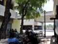 Parte de afuera del local donde los clientes se pueden sentar