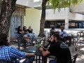Parte de afuera del local donde los clientes se pueden sentar