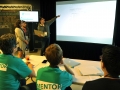Jóvenes participantes presentando ante mentores del evento