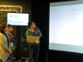 Jóvenes participantes presentando ante mentores del evento
