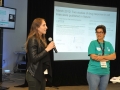 Mentor y participante dirigiendoce al público
