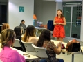 Personas escuchando charla sobre Mujer y Tecnología en Engine-4