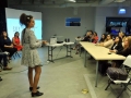 Personas escuchando charla sobre Mujer y Tecnología en Engine-4