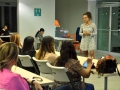 Personas escuchando charla sobre Mujer y Tecnología en Engine-4