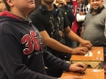 Jóvenes jugando con aplicaciones hechas con Raspberry Pi