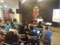 Asistentes del evento atentos a conferencia sobre Raspberry Pi