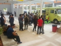 Asistentes del evento en las afueras del complejo de Engine-4