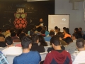 Asistentes del evento atentos a conferencia sobre Raspberry Pi