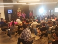 Asistentes del evento atentos a conferencia sobre Raspberry Pi