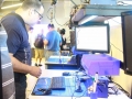 Jóvenes viendo aplicaciones hechas con Raspberry Pi
