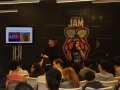 Asistentes del evento atentos a conferencia sobre Raspberry Pi