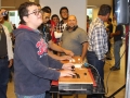 Jóvenes jugando con aplicaciones hechas con Raspberry Pi