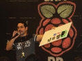 Jóvenes jugando con aplicaciones hechas con Raspberry Pi