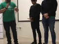 Luis Armando Torres junto a dos estudiantes participantes del evento