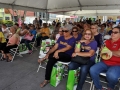 Ciudadanos disfrutando de la actividad de Humana en la plaza de Bayamón