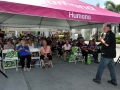 Ciudadanos disfrutando de la actividad de Humana en la plaza de Bayamón