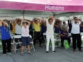 Ciudadanos disfrutando de la actividad de Humana en la plaza de Bayamón