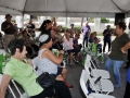 Ciudadanos disfrutando de la actividad de Humana en la plaza de Bayamón