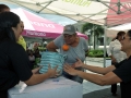 Ciudadanos disfrutando de la actividad de Humana en la plaza de Bayamón