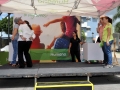 Ciudadanos disfrutando de la actividad de Humana en la plaza de Bayamón