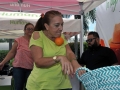 Ciudadanos disfrutando de la actividad de Humana en la plaza de Bayamón