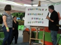 Ciudadanos disfrutando de la actividad de Humana en la plaza de Bayamón