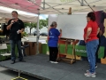 Ciudadanos disfrutando de la actividad de Humana en la plaza de Bayamón
