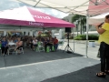 Ciudadanos disfrutando de la actividad de Humana en la plaza de Bayamón