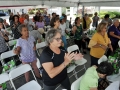 Ciudadanos disfrutando de la actividad de Humana en la plaza de Bayamón