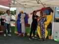 Ciudadanos disfrutando de la actividad de Humana en la plaza de Bayamón